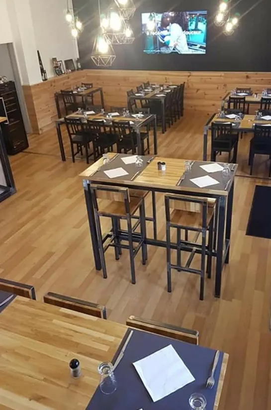 Salle de restaurant avec tables et chaises