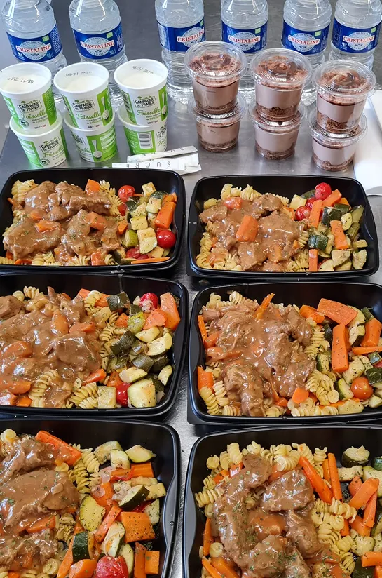 Repas en boîte avec légumes et poulet