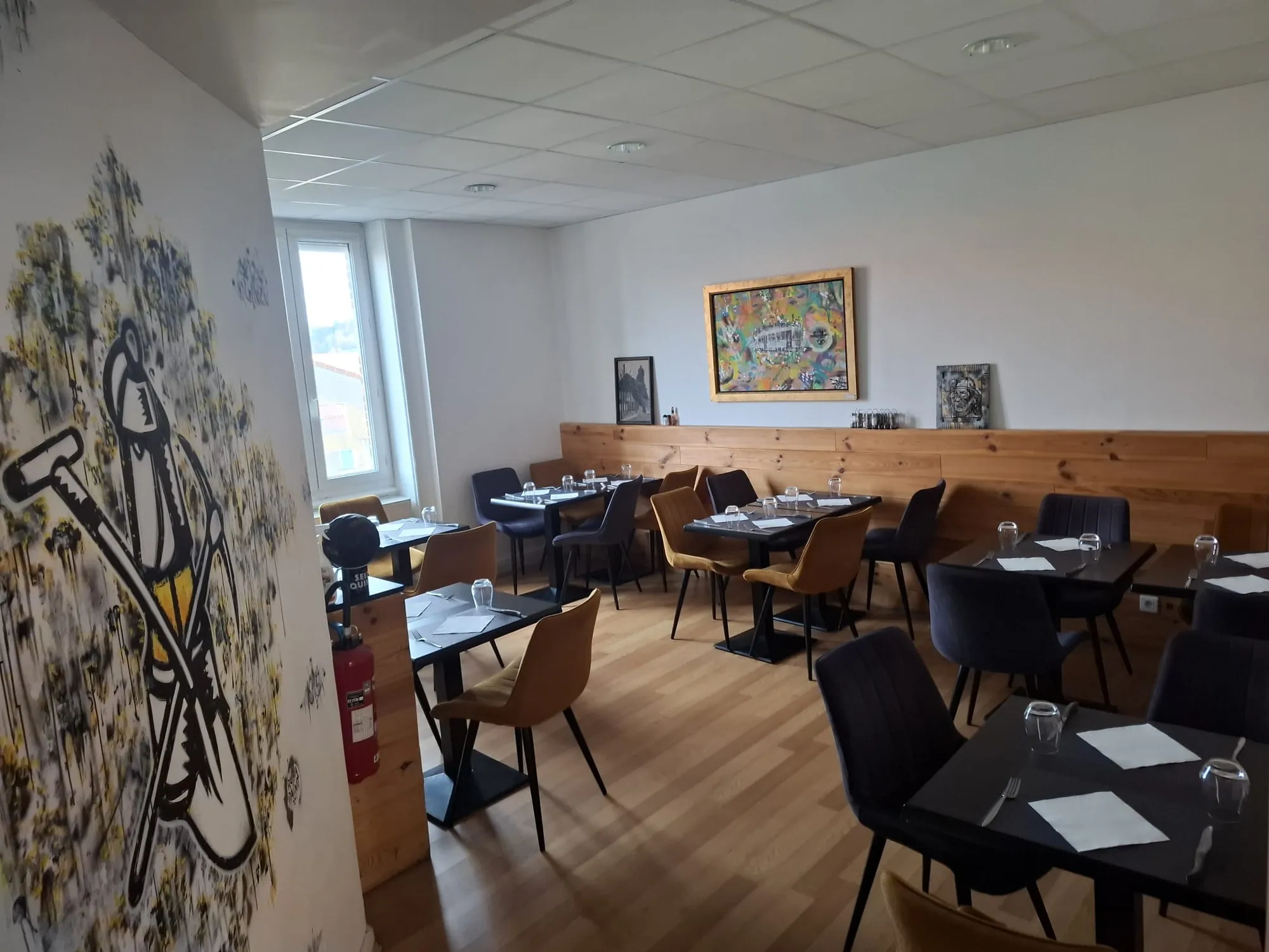 Salle de restaurant avec tables vides