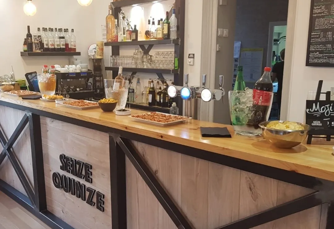 Comptoir de bar avec boissons