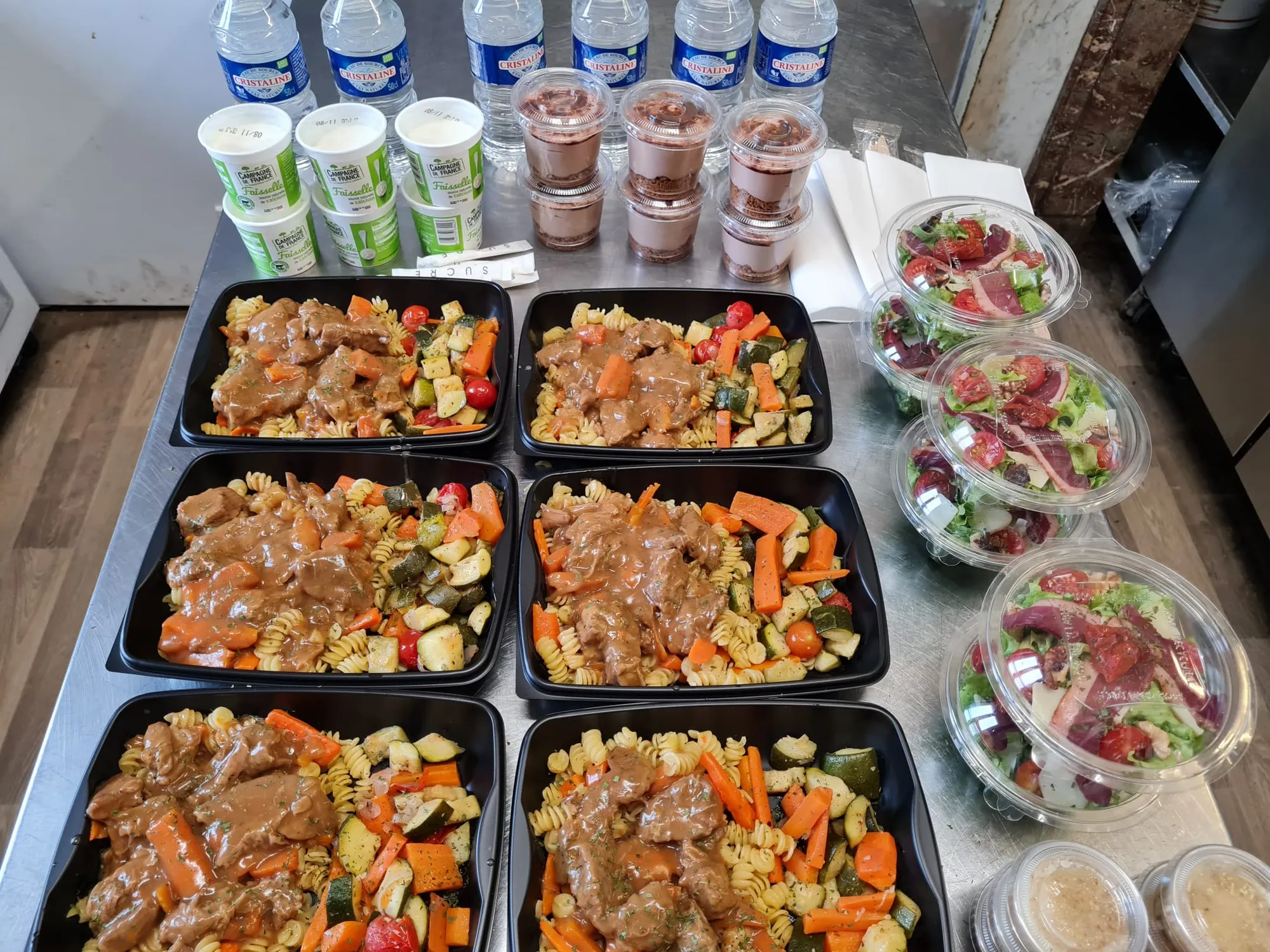 Repas en boîte avec légumes et poulet