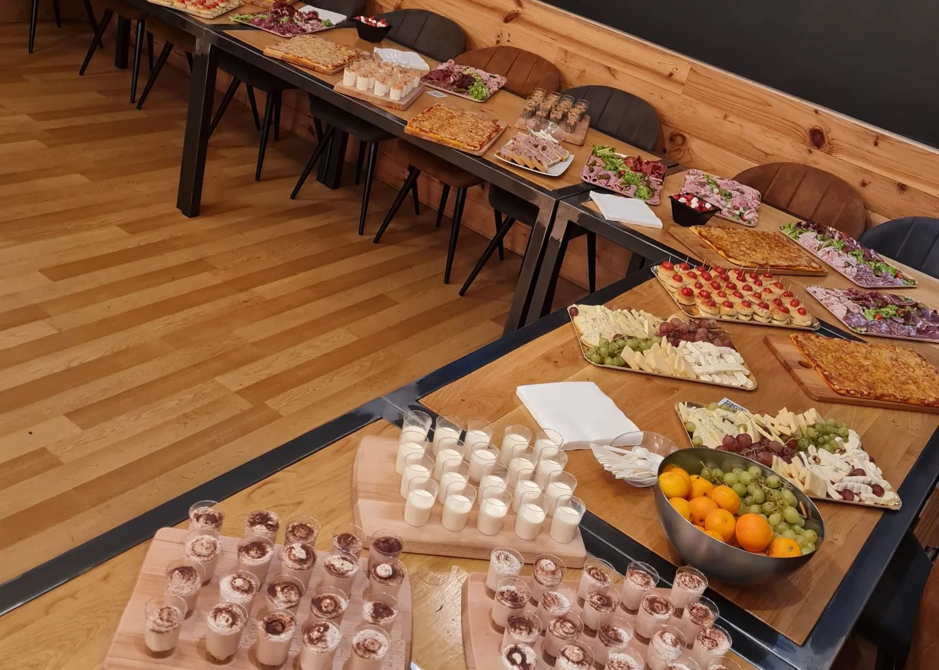 Buffet avec desserts et fruits