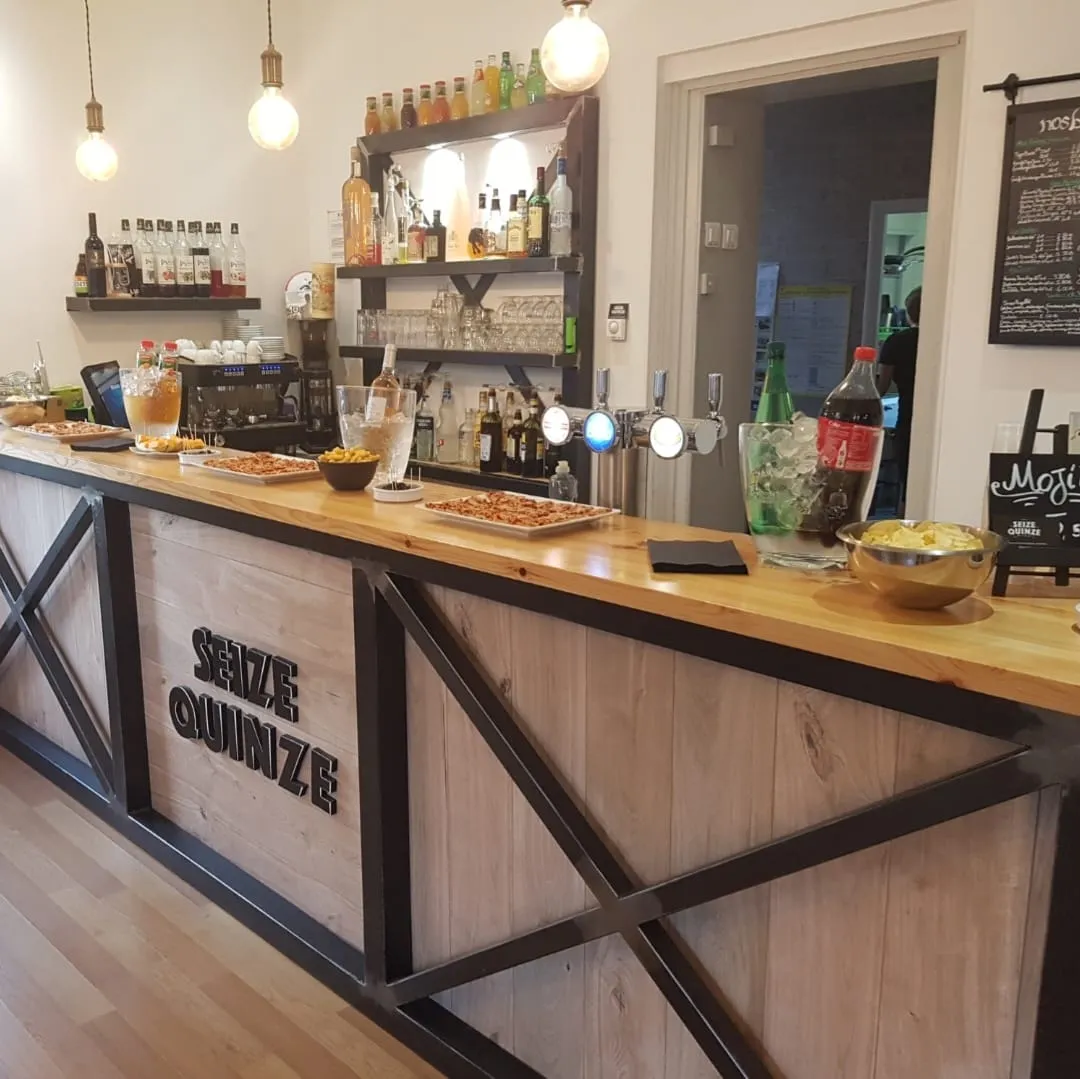 Comptoir de bar avec boissons